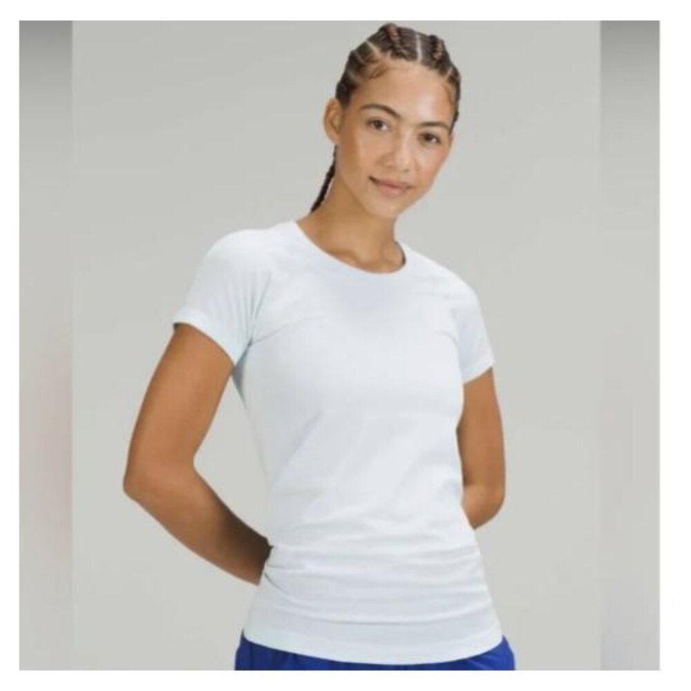 Lululemon Swiftly Tech short Sleeve 2.0 in Powder Blue - Size 4